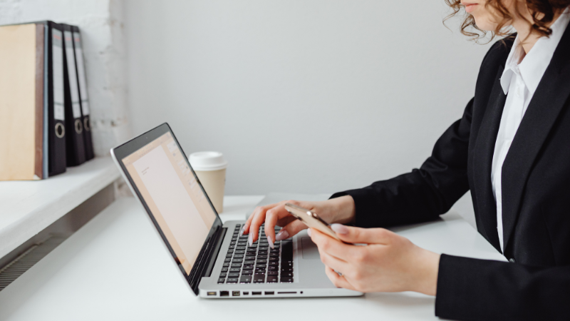 自分で作るホームページのメリットと落とし穴