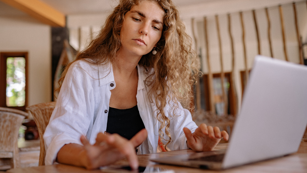 スクロールされるページデザインはどう作る？基本・方法・注意点を解説